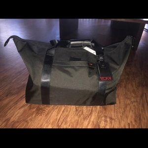 tumi alpha 18" travel satchel 022249de